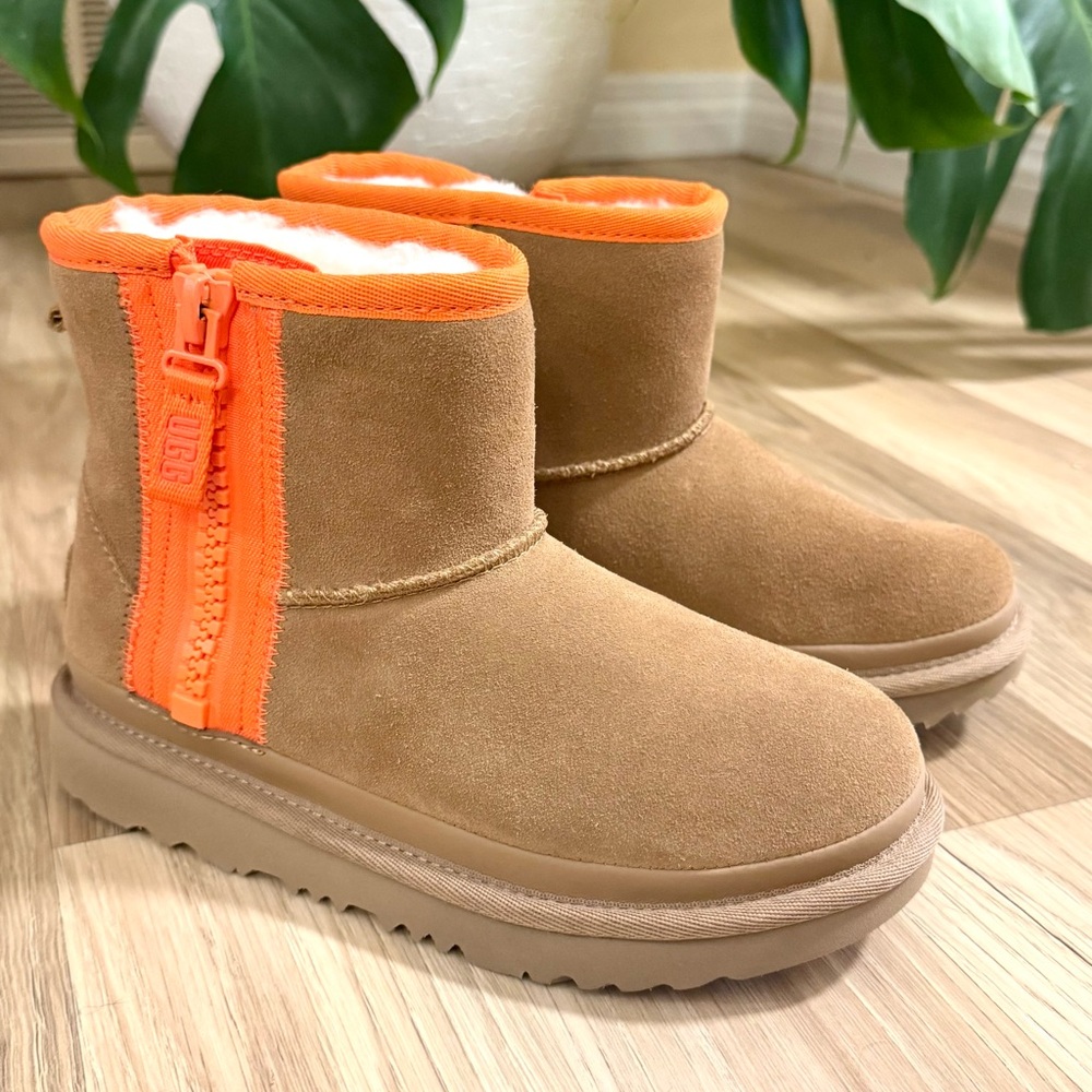 UGG ~ Classic Mini Zipper Tape Logo